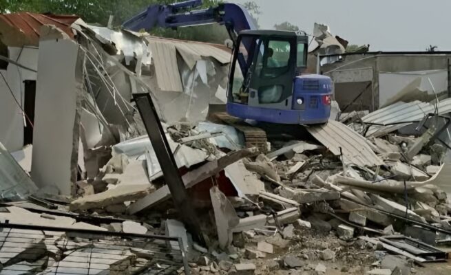 Klaster bangunan mewah di Lapas Kelas IIA Cibinong, Bogor, Jawa Barat, dirobohkan.