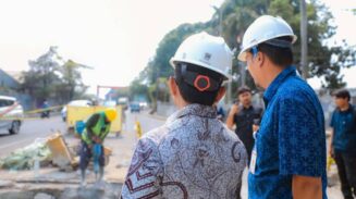 Wali Kota Tangerang, H. Sachrudin, bersama Kepala DPUPR Kota Tangerang, Taufik Syahzeni, melihat dari dekat pengerjaan perbaikan jalan di Jalan Teuku Umar (arah Tangcity Mall).
