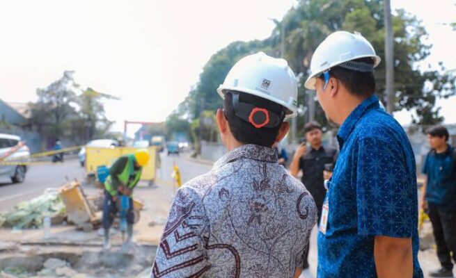 Wali Kota Tangerang, H. Sachrudin, bersama Kepala DPUPR Kota Tangerang, Taufik Syahzeni, melihat dari dekat pengerjaan perbaikan jalan di Jalan Teuku Umar (arah Tangcity Mall).
