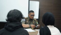 Pemberian Sanksi kepada pelanggar dalam kegiatan penertiban Peraturan Daerah Nomor 8 Tahun 2018 tentang Ketenteraman, Ketertiban Umum, dan Perlindungan Masyarakat di wilayah Kecamatan Karawaci, Kota Tangerang.