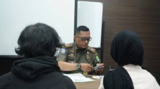 Pemberian Sanksi kepada pelanggar dalam kegiatan penertiban Peraturan Daerah Nomor 8 Tahun 2018 tentang Ketenteraman, Ketertiban Umum, dan Perlindungan Masyarakat di wilayah Kecamatan Karawaci, Kota Tangerang.
