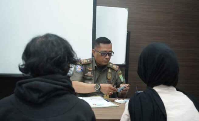 Pemberian Sanksi kepada pelanggar dalam kegiatan penertiban Peraturan Daerah Nomor 8 Tahun 2018 tentang Ketenteraman, Ketertiban Umum, dan Perlindungan Masyarakat di wilayah Kecamatan Karawaci, Kota Tangerang.