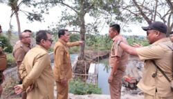Bupati Tangerang Moch. Maesyal Rasyid meninjau wilayah rawan banjir di Pasar Kemis.