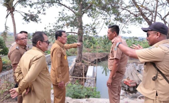 Bupati Tangerang Moch. Maesyal Rasyid meninjau wilayah rawan banjir di Pasar Kemis.
