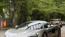 Ilustrasi mobil mewah McLaren.