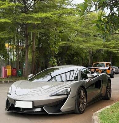 Ilustrasi mobil mewah McLaren.