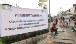 Spanduk pengumuman pembuatan trotoar di Jalan Kiasnawi, Kota Tangerang.