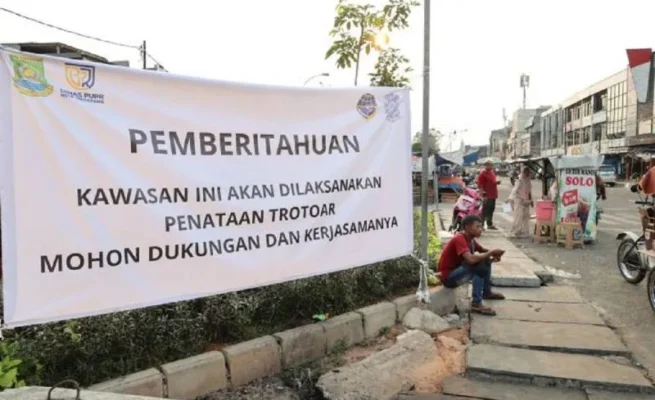 Spanduk pengumuman pembuatan trotoar di Jalan Kiasnawi, Kota Tangerang.